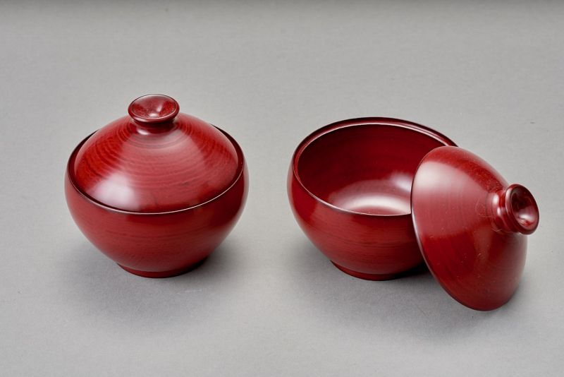 A Wajima-nuri Red Lacquer Bowl Set by Kado Yui