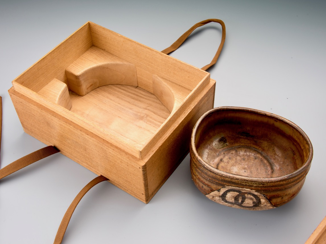 An Excellent Edo Period Oribe Tea Bowl with Poetic Name ‘Toma-bune’
